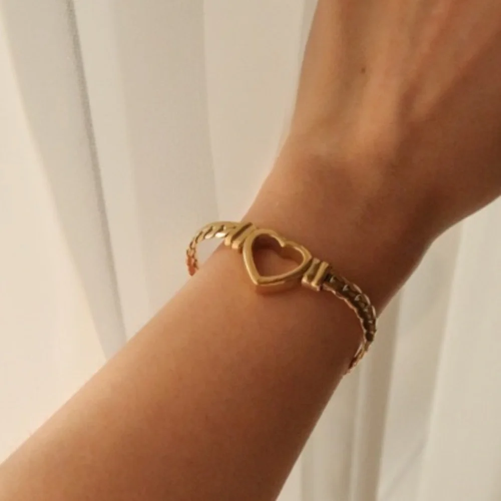 Waterproof hollow heart bracelet - Picture 2 of 2